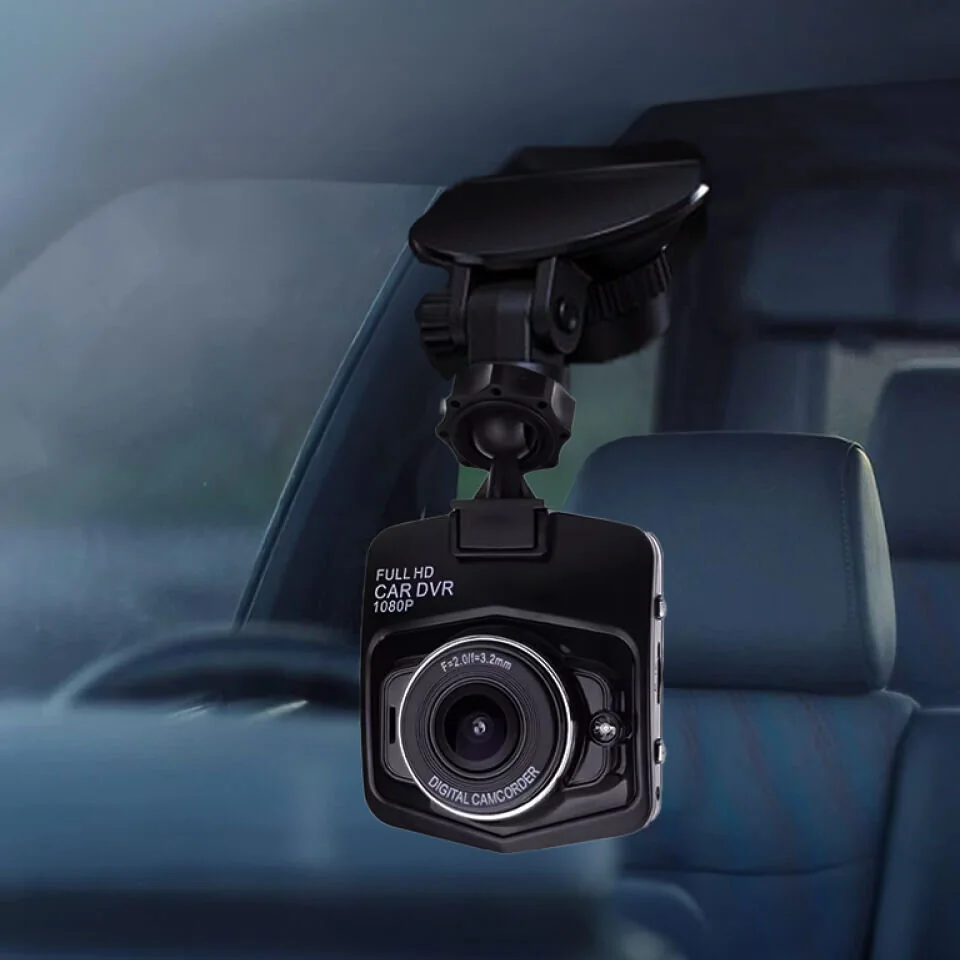 Kompakte Dashcam an der Windschutzscheibe eines Fahrzeugs